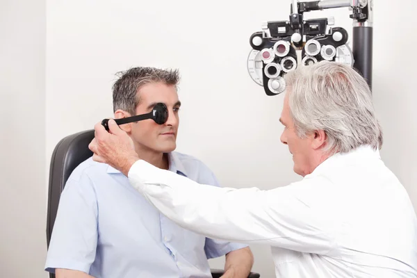 Paciente teniendo su vista probada —  Fotos de Stock