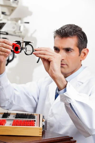 Göz doktoruna lens deneme çerçeve denetimi — Stok fotoğraf