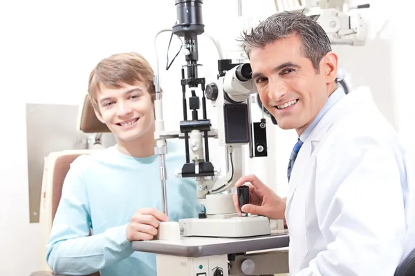 Optometrista e Pateint na clínica — Fotografia de Stock