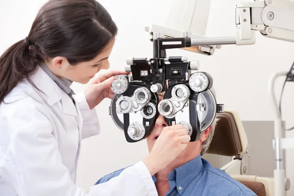 Optometrista fazendo teste de visão — Fotografia de Stock