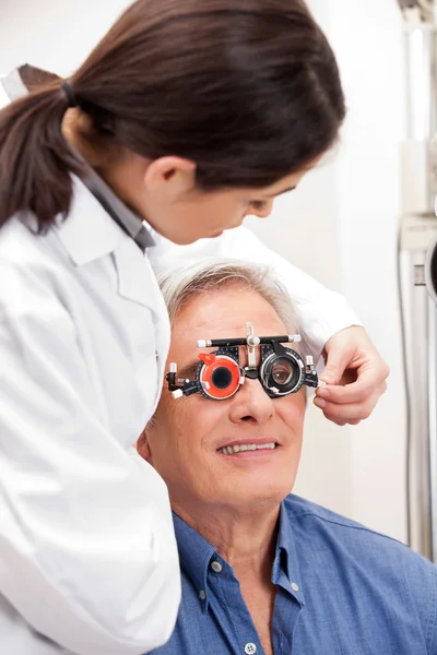 Hombre que usa marcos de prueba para el tratamiento ocular —  Fotos de Stock