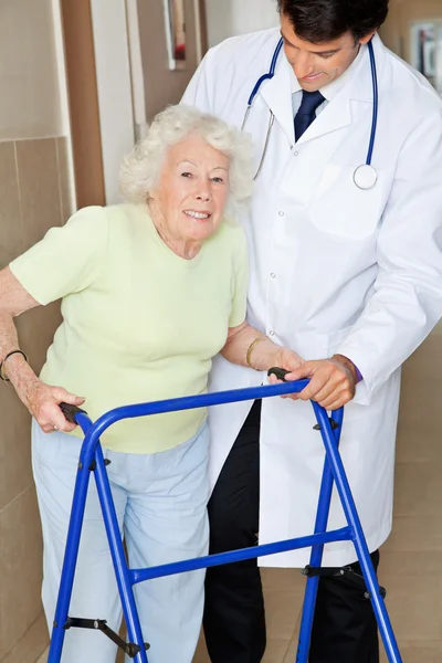 Senior vrouw wordt bijgestaan door arts — Stockfoto