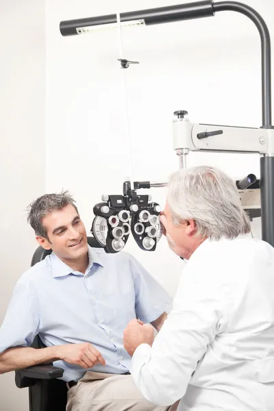 Optometrist doing Sight Testing — Stock Photo, Image