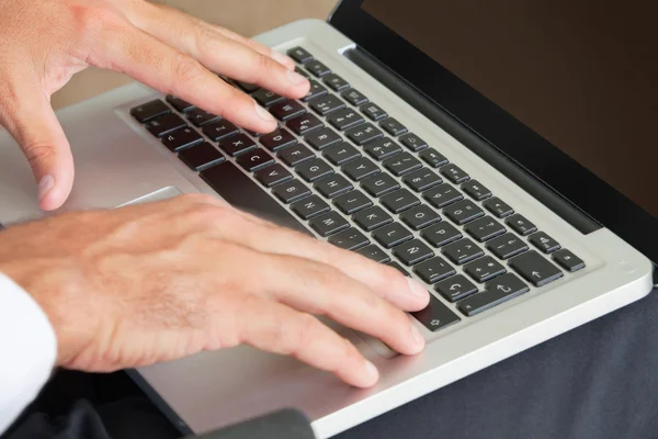 Mani digitando sulla tastiera — Foto Stock