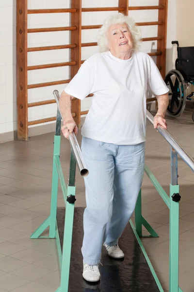 Stanco anziano donna su walking track — Foto Stock