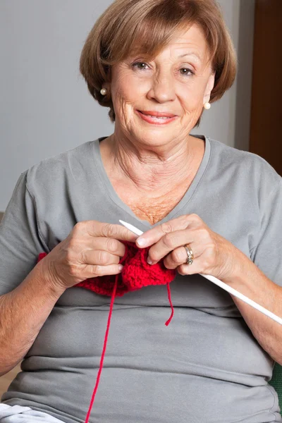 Senior vrouw breien — Stockfoto