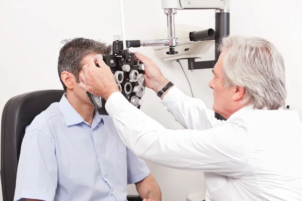 Augenarzt macht Sehtest — Stockfoto