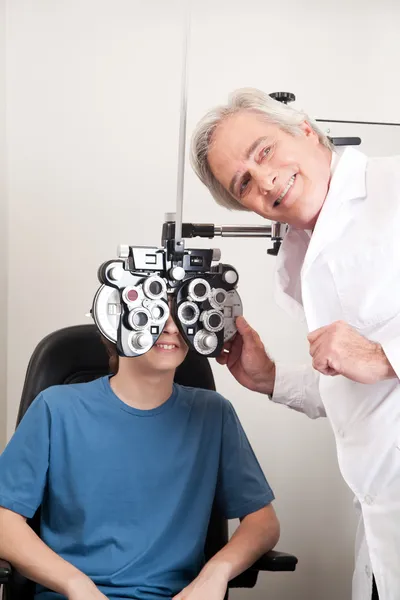 Optometrista fazendo teste de visão — Fotografia de Stock