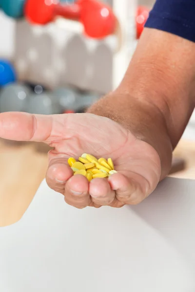 Üst düzey adamın elini tutan tabletleri — Stok fotoğraf