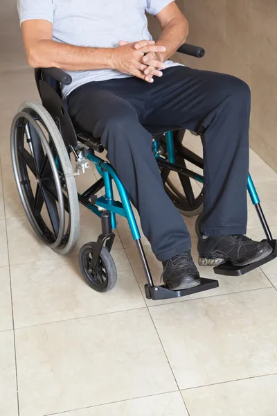 Tekerlekli sandalyede oturan üst düzey bir adam düşük bölümü — Stok fotoğraf