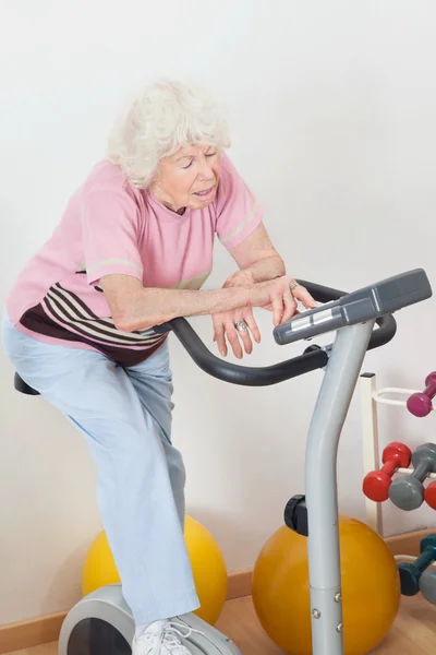 Donna anziana stanca che si allena in bicicletta — Foto Stock