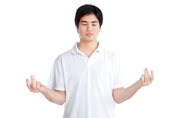 Junger asiatischer Mann meditiert — Stockfoto