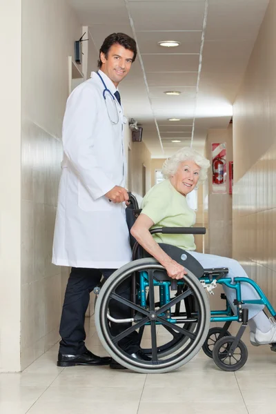 Donna anziana su una sedia a rotelle — Foto Stock
