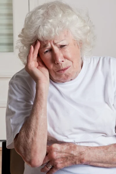 Äldre kvinna med huvudvärk — Stockfoto