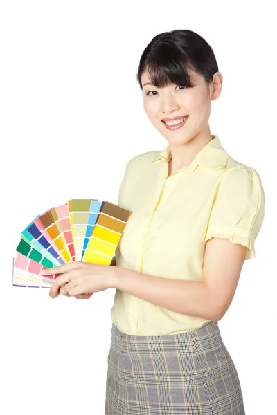 Ung kvinna visar färgkarta — Stockfoto