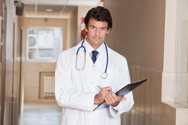 Medico maschio in piedi con cartella — Foto Stock