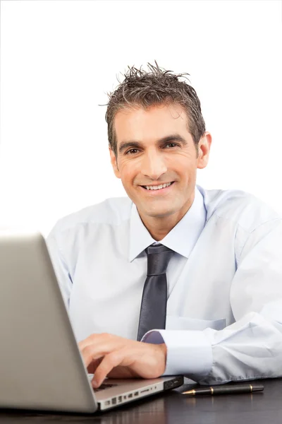 Empresário usando laptop no trabalho — Fotografia de Stock