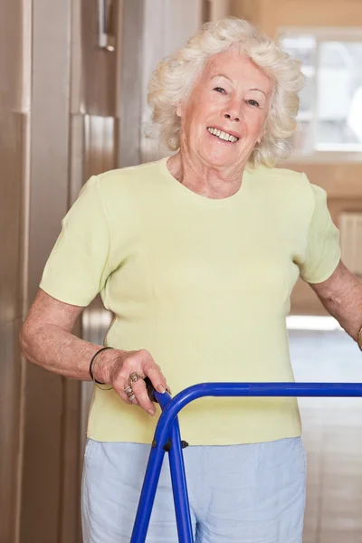 Starsza kobieta z ramą zimmer — Zdjęcie stockowe