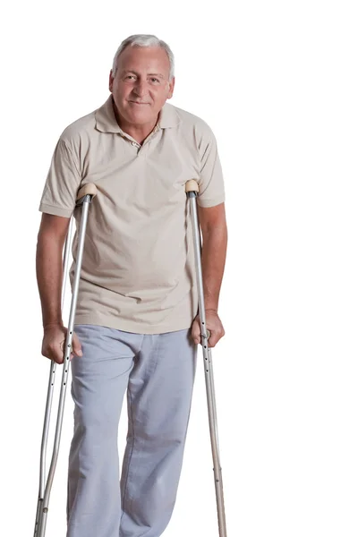 松葉杖でシニア男性 — ストック写真