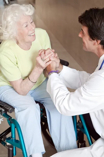Doktor ile hasta tekerlekli sandalye üzerinde — Stok fotoğraf