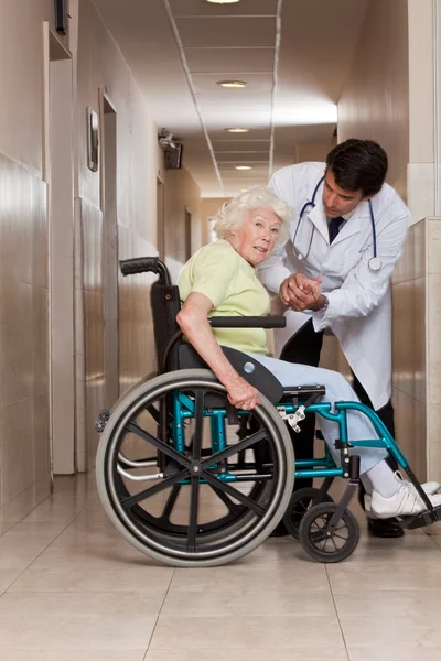 Medico con paziente su sedia a rotelle — Foto Stock