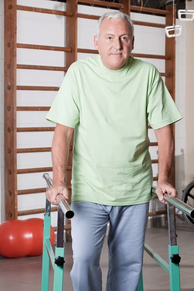 Uomo anziano in terapia ambulatoriale — Foto Stock