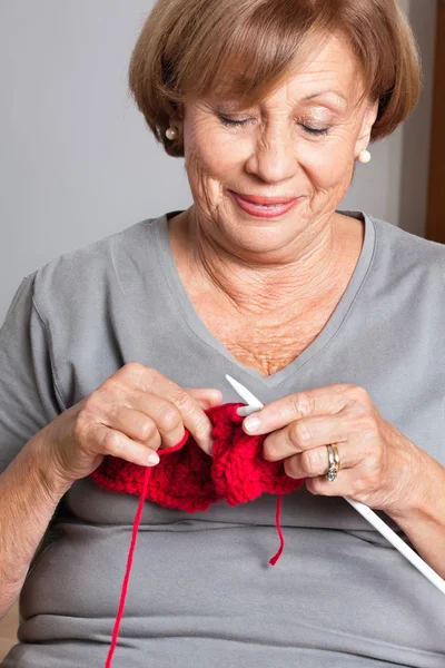 针织的女人 — 图库照片