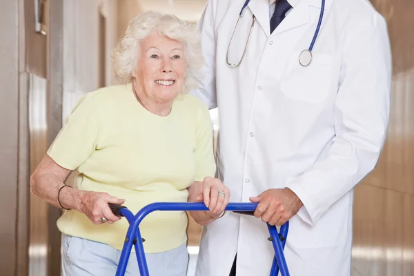 Lékař a žena s zimmerframe — Stock fotografie