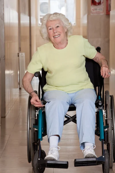 Tekerlekli sandalye üzerinde emekli kadın — Stok fotoğraf