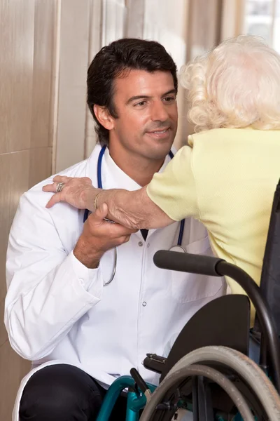 Lekarza z pacjentem na wózku inwalidzkim — Zdjęcie stockowe