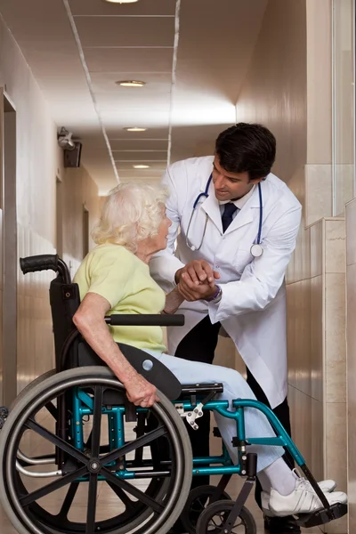 Врач с пациентом на коляске — стоковое фото