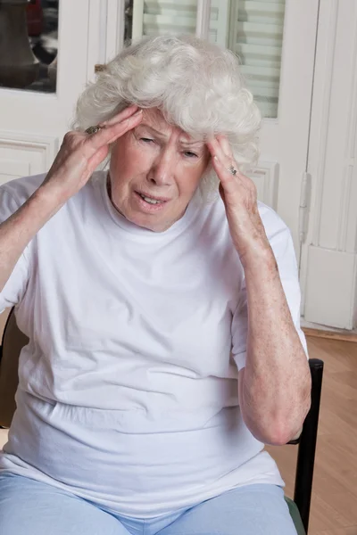 Starszy kobieta o ból głowy — Zdjęcie stockowe