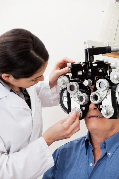 Examen de los ojos con foropter — Foto de Stock