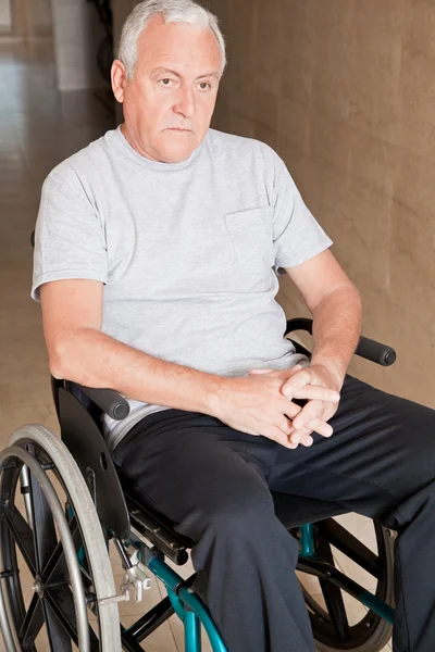 Homme retraité en fauteuil roulant — Photo