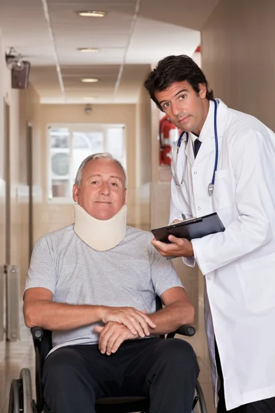 Lékař s pacientem na vozíku — Stock fotografie