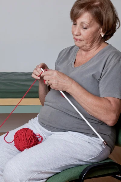 年配の女性編み物 — ストック写真