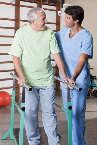 Hombre mayor que tiene terapia ambulatoria — Foto de Stock