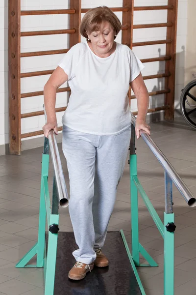 Starsza kobieta o ambulatoryjnej terapii — Zdjęcie stockowe