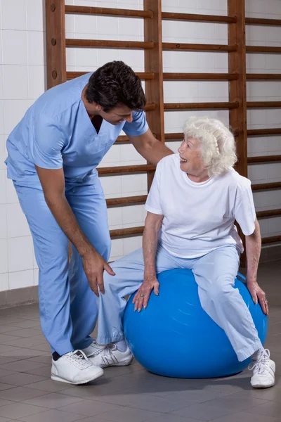 Sjukgymnast hjälpa en patient — Stockfoto