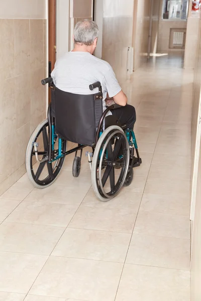 Emekli adam tekerlekli sandalye üzerinde — Stok fotoğraf