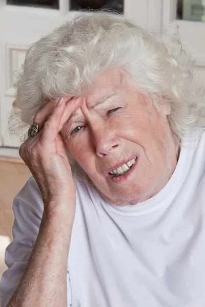 Старша жінка має головний біль — стокове фото