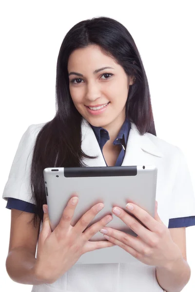 Ung kvinna anläggning digital tablet — Stockfoto