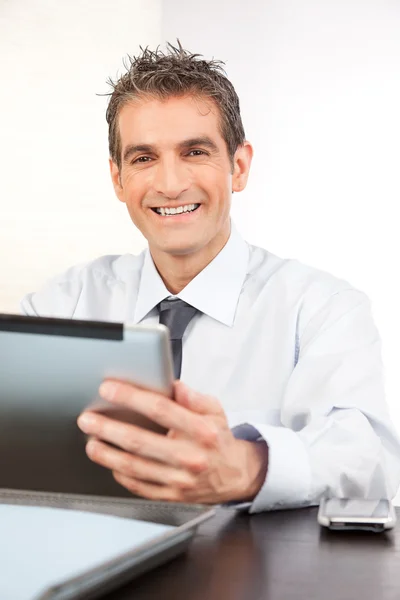 Empresario sosteniendo tableta digital —  Fotos de Stock