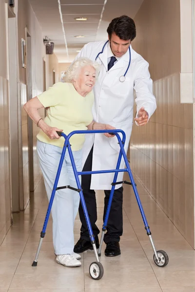 Doktore, pomoci pacientovi využití walker — Stock fotografie