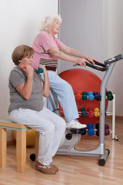 Mulheres fazendo exercício físico — Fotografia de Stock