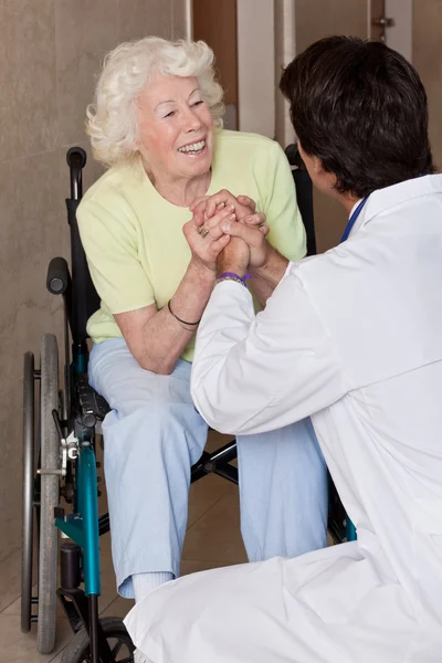 Lekarza z pacjentem na wózku inwalidzkim — Zdjęcie stockowe