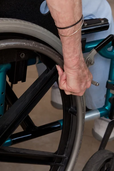 Kadının ellerinde tekerlekli sandalye — Stok fotoğraf