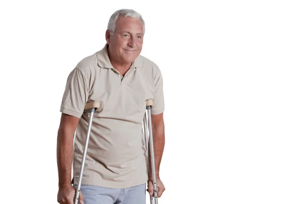 Äldre man med kryckor — Stockfoto