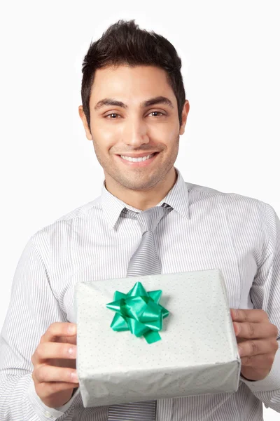 Ung affärsman som håller presentförpackning — Stockfoto