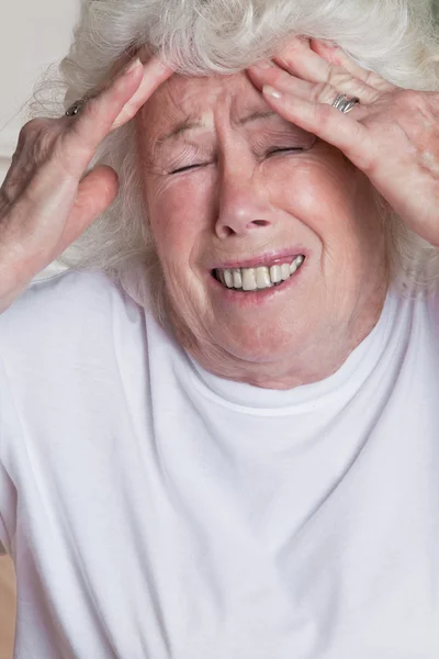 Ανώτερος γυναίκα έχοντας πονοκέφαλος — Φωτογραφία Αρχείου